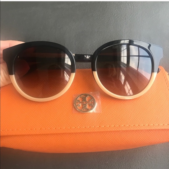 Tory Burch Accessories - SALE🥳Tory Burch sunglasses